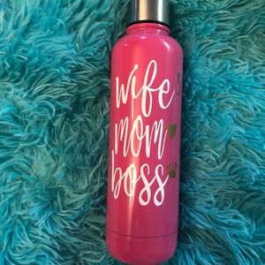 17oz stainless steel water bottle. Wife mom boss.